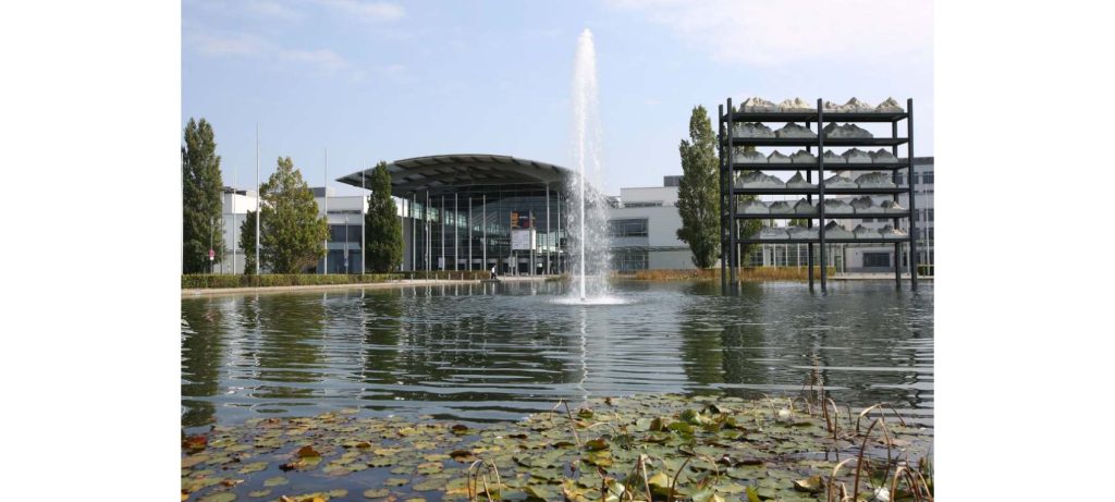 Brunnen im Gebäude mit Teich