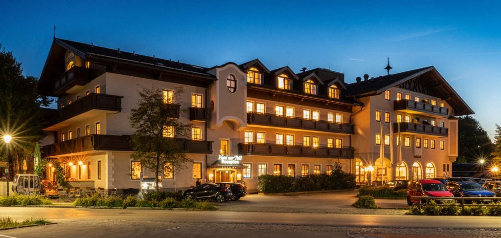 Helle Hotelansicht bei Nacht