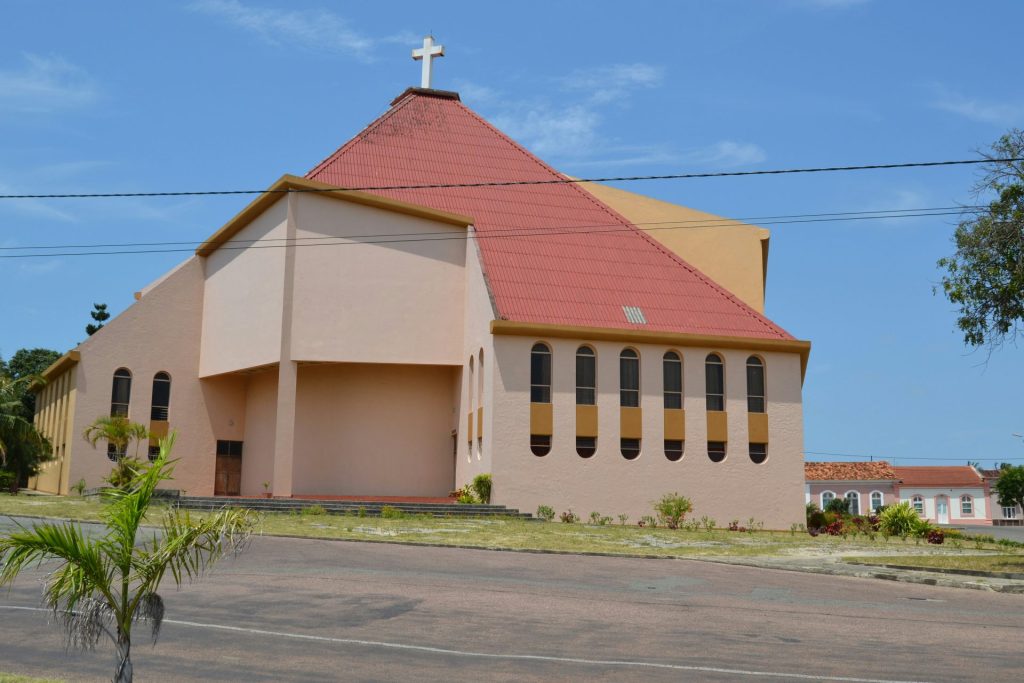 eine Kirche mit einem Kreuz auf der Spitze