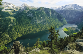 Grüne Berglandschaft mit einem Fluss