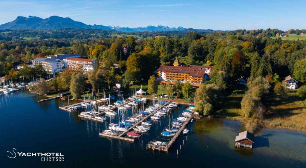 Yachthotel am Chiemsee mit Booten