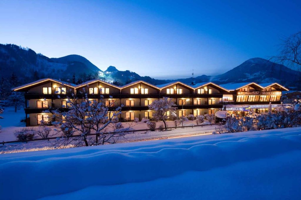 Schneebedecktes Hotel bei Nacht